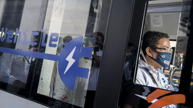 Karyawan melakukan pengecekan saat uji coba bus listrik di Kantor Pusat PT Transjakarta, Cawang, Jakarta, Senin (6/7/2020). [ANTARA FOTO/Galih Pradipta