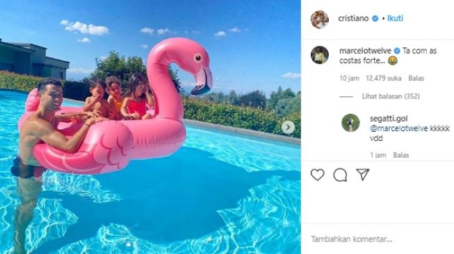 Cristiano Ronaldo menikmati akhir pekan dengan berenang bersama anak-anak. (Instagram/@cristiano).