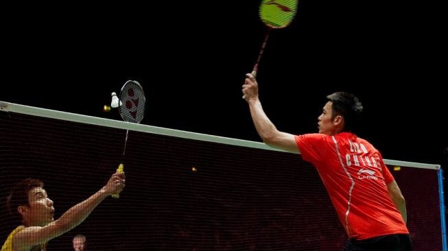 Legenda bulutangkis China Lin Dan (kanan) saat menghadapi rival abadinya dari Malaysia, Lee Chong Wei, di final Kejuaraan Dunia 2011. [AFP/Leon Neal]