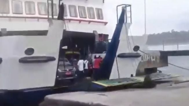 Detik-Detik Mobil Turun dari Kapal Feri, Bikin Jantung Deg-Deg Ser