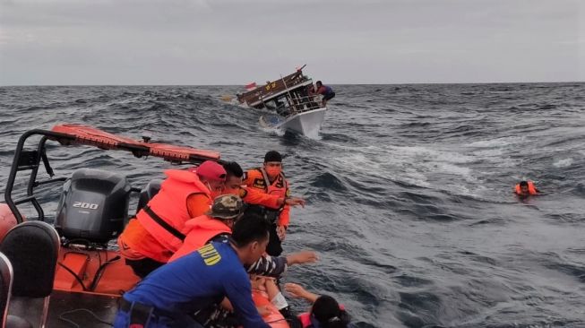 Dihantam Ombak Besar, Kapal Pengangkut Sawit Tenggelam di Perairan Jambi