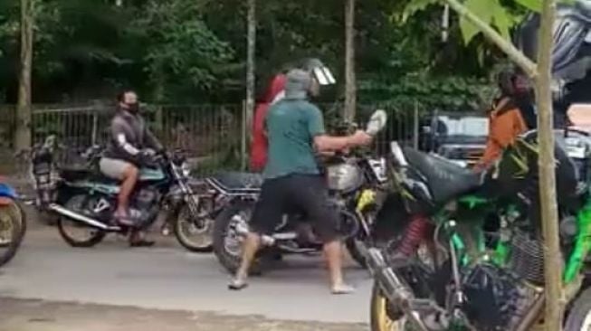 Rombongan Pemotor Kena Amuk Warga karena Geber-Geber, Sandal Jepit Meluncur