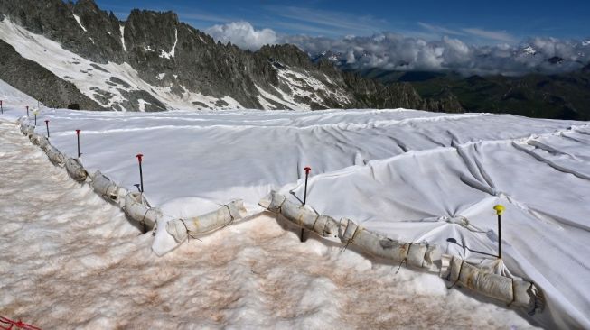 Es pink muncul di pegunungan Alpen. [Miguel Medina/AFP]