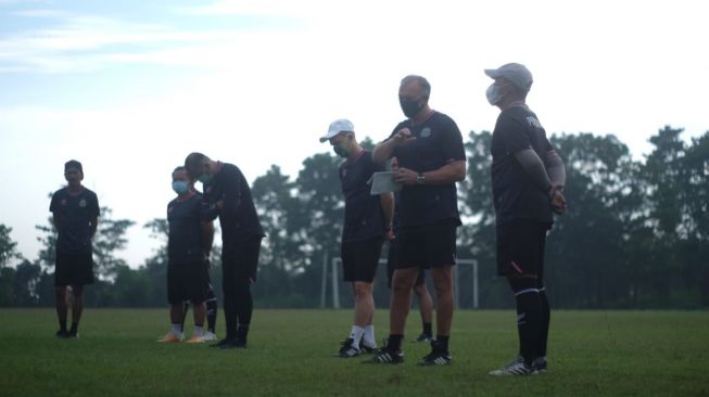 Pelatih Tira Persikabo Igor Kriushenko sedang memimpin anak asuhannya berlatih di Pusat Misi Pemeliharaan Perdamaian (PMPP), Hambalang, Senin (6/7/2020) pagi. (dok. Tira Persikabo).