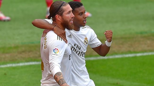 Kapten Real Madrid, Sergio Ramos (kiri) merayakan golnya ke gawang Athletic Bilbao pada laga Liga Spanyol 2019/2020 di San Mames, Bilbao, Minggu (5/7/2020) malam WIB. [ANDER GILLENEA / AFP]