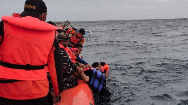 Suasana evakuasi penumpang kapal Guide DCDC yang tenggelam di Perairan Malaoge Kabupaten Buton, Sulawesi Tenggara, Minggu (5/7/2020). [ANTARA FOTO]