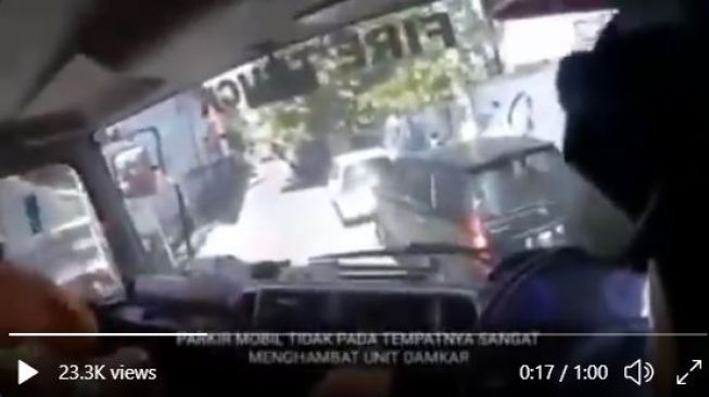 Viral Damkar Terhalang Mobil Parkir Sembarangan, Netizen: Tabrak Aja