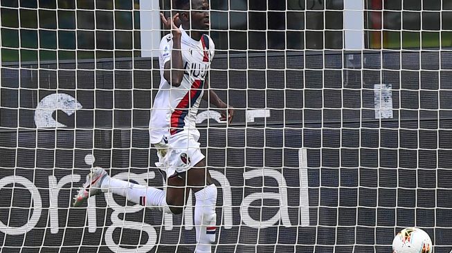 Pemain Musa Barrow merayakan golnya  setelah mencetak gol kedua timnya selama pertandingan sepak bola Serie A Italia antara Inter Milan melawan Bologna di stadion Giuseppe-Meazza, Milan, Italia, Minggu (5/7). [MIGUEL MEDINA / AFP]