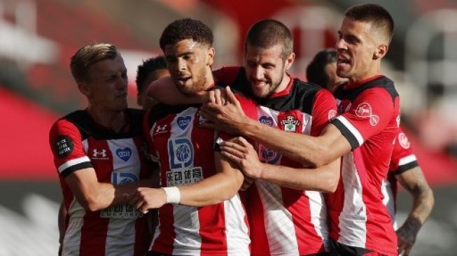 Southampton players celebrate Che Adams' goal (second left) against Manchester City in the Premier League match at St Mary's Stadium Frank Augstein / POOL / AFP