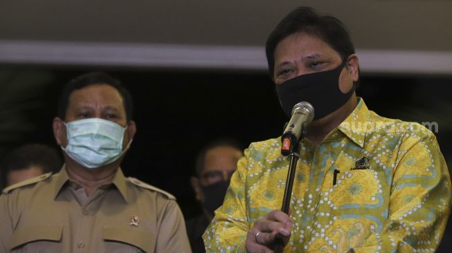 Ketua Umum Partai Golkar Airlangga Hartarto (kanan) didampingi Ketua Umum Partai Gerindra Prabowo Subianto (kiri) memberikan keterangan pers di kediaman pribadi Prabowo di Jalan Kertanegara, Kebayoran Baru, Jakarta, Senin (6/7). [Suara.com/Angga Budhiyanto]