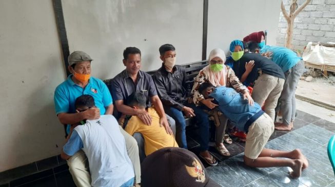 Diamankan Saat Pesta Miras, 6 Pelajar SMP di NTB Bersimpuh di Kaki Ortu