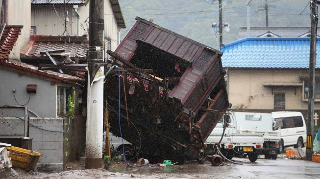 Suasana kawasan Hitoyoshi usai dihantam tanah longsor yang disebabkan oleh hujan lebat di Ashikita, Prefektur Kumamoto, Jepang,  pada 5 Juli 2020. . [STR / JIJI PRESS / AFP]
