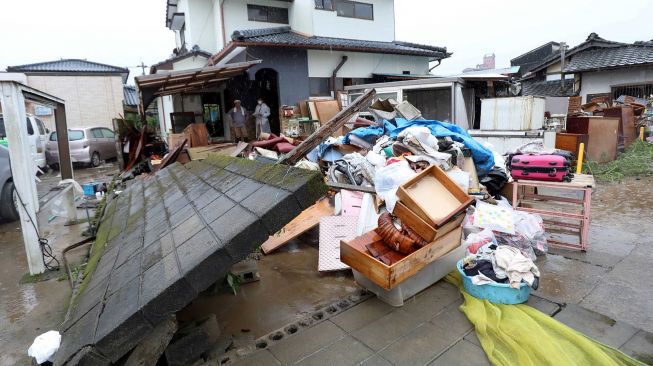 Suasana kawasan Hitoyoshi usai dihantam tanah longsor yang disebabkan oleh hujan lebat di Ashikita, Prefektur Kumamoto, Jepang,  pada 5 Juli 2020. . [STR / JIJI PRESS / AFP]