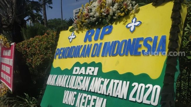 Penampakan karangan bunga di Balai Kota bentuk protes orang tua murid soal PPBD DKI. (Suara.com/Fakhri).