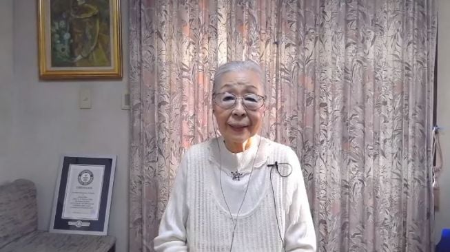 Tak Kalah dengan Anak Muda, Nenek 90 Tahun Ini Masih Jago Main Gim!