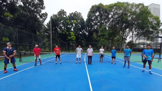 Ketua Umum Pelti Rildo Ananda Anwar (tengah) bersama pelatih dan para petenis putra Pelatnas. [Dok. Pelti]