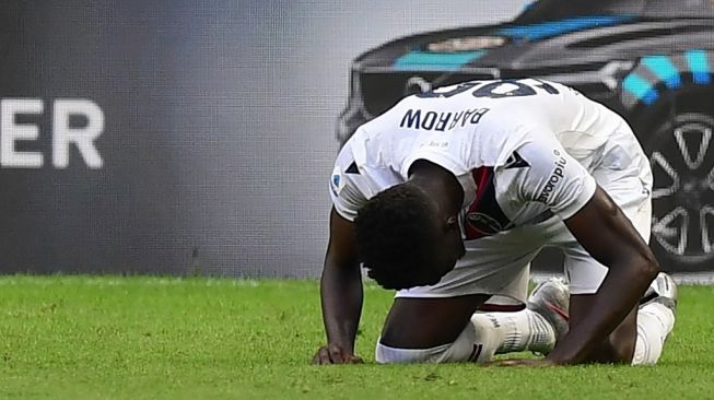 Penyerang Bologna, Musa Barrow merayakan golnya ke gawang Inter Milan pada laga Liga Italia 2019/2020 di Giuseppe Meazza, Milan, Minggu (5/7/2020) malam WIB. [MIGUEL MEDINA / AFP]