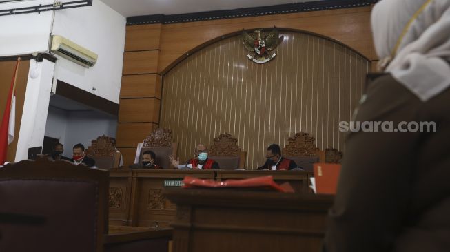 Majelis hakim Nazar Effriandi (kedua kanan) memimpin sidang Peninjauan Kembali (PK) yang diajukan oleh buronan kasus korupsi cassie Bank Bali, Djoko Tjandra di Pengadilan Negeri Jakarta Selatan, Senin (6/7). [Suara.com/Angga Budhiyanto]