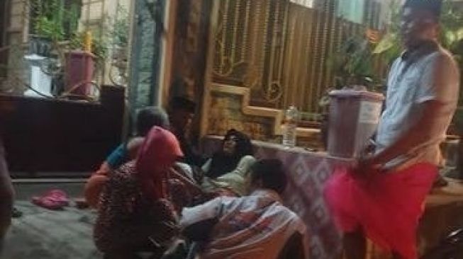 Sudah Gedor Pintu Pagar, Warga Sampang Melahirkan Bayi di Depan Rumah Bidan