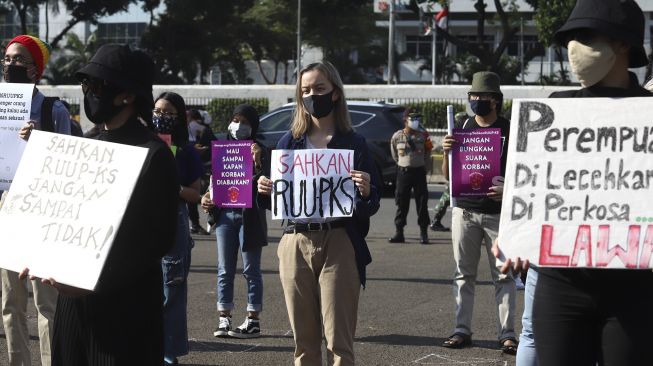 Sejumlah massa yang tergabung dalam Gerak Perempuan melakukan aksi unjuk rasa di depan gedung Dewan Perwakilan Rakyat Republik Indonesia (DPR RI), Jakarta, Selasa (7/7). [Suara.com/Angga Budhiyanto]