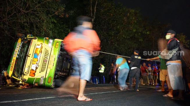 Begini Detik-detik Truk Bawa Batu Besar Terguling di Tengah Orang Melayat
