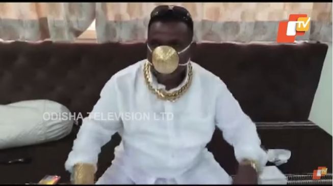 Pria India Pakai Masker Emas (youtube.com/OTV)