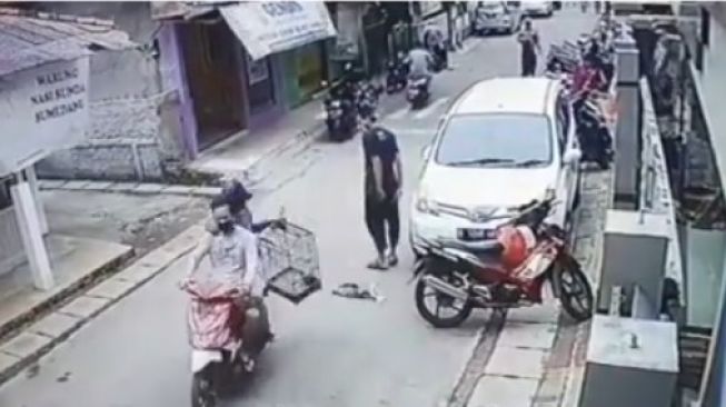 Maling Apes! Burung Hasil Curian Lepas Gara-gara Senggolan dengan Jamaah