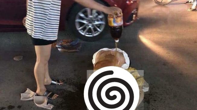 perempuan cantik yang diduga pelakor mengalami penganiayaan ditelanjangi hingga disiram saus pedas. [Mirror]