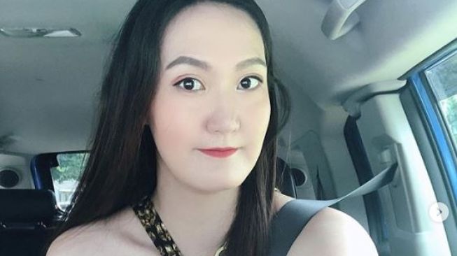 Hits: Nekat Ke Lamaran Pakai Lingerie, Panjang Kaki ...