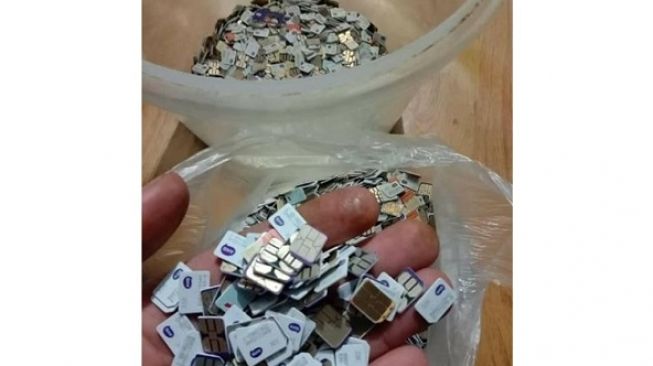Koleksi Kartu SIM HP Banyak Banget, Penampakan Ini Bikin Warganet Curiga