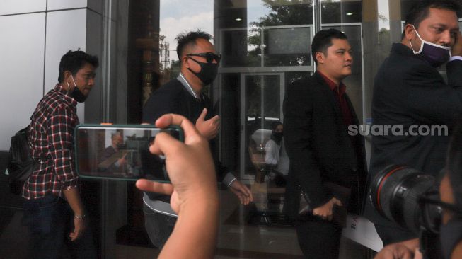 Vicky Prasetyo berjalan masuk kedalam Kejaksaan Negeri Jakarta Selatan, Selasa (7/6). [Suara.com/Alfian Winanto]
