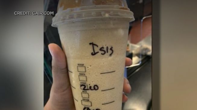 Kolom nama di gelas starbucks yang dipesan wanita berhijab itu dibubuhkan tulisan 'ISIS' oleh karyawan. [CBS Minnoseta/Cair.com]