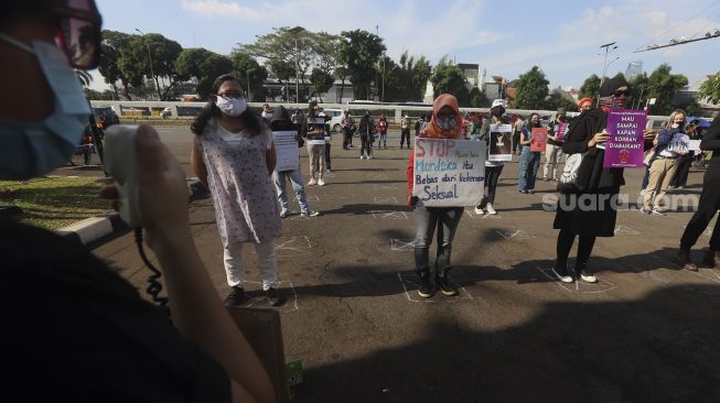 Sejumlah massa yang tergabung dalam Gerak Perempuan melakukan aksi unjuk rasa di depan gedung Dewan Perwakilan Rakyat Republik Indonesia (DPR RI), Jakarta, Selasa (7/7). [Suara.com/Angga Budhiyanto]