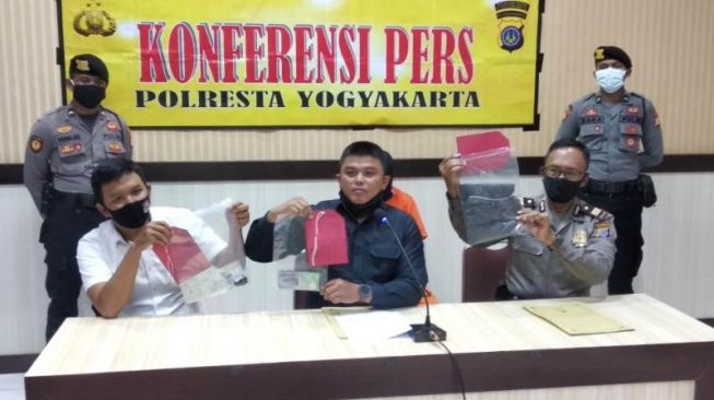 Konferensi pers kasus penjambretan di Mapolresta Yogyakarta, Selasa (7/7/2020). - (SuaraJogja.id/Muhammad Ilham Baktora)