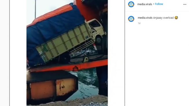 Truk Kelebihan Muatan Malah 'Standing' saat Masuk Kapal, Videonya Viral