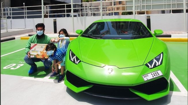 Konsumen mendapat perlakuan istimewa ketika membeli mangga di supermarket ini (Youtube)