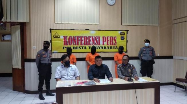 Petugas kepolisian menggelar konferensi pers kasus dugaan perdagangan anak di Mapolresta Yogyakarta, Selasa (7/7/2020). - (SuaraJogja.id/Muhammad Ilham Baktora)