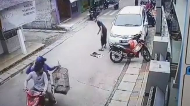 Seorang jamaah tidak sengaja menggagalkan aksi pencurian burung (Instagram)