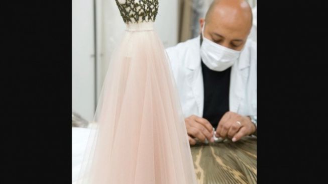 Agar Mudah Dipamerkan di Mana Saja, Dior Buat Miniatur Koleksi Busananya