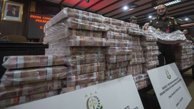 Petugas menata barang bukti berupa uang sitaan di kantor Kejaksaan Agung (Kejagung), Jakarta, Selasa (7/7/2020). [ANTARA FOTO/Aditya Pradana Putra]