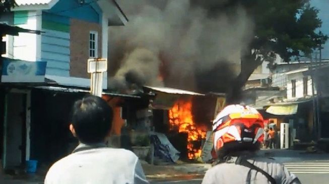 Kebakaran di Pondok Rumput, Damkar Jaksel Kerahkan 13 Unit Mobil Pemadam
