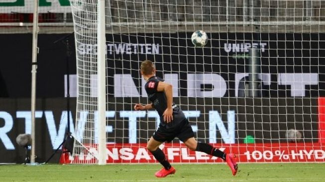 Bek Werder Bremen Ludwig Augustinsson mencetak gol ke gawang Heidenheim dalam laga play off Bundesliga. KAI PFAFFENBACH / POOL / AFP