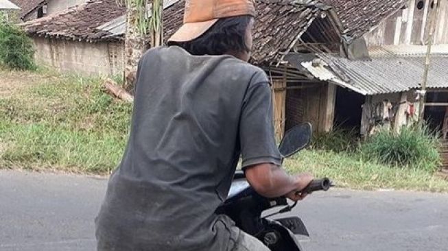 Potret Pemotor Ini Bikin Salah Fokus Warganet, Joknya Berani Tampil Beda