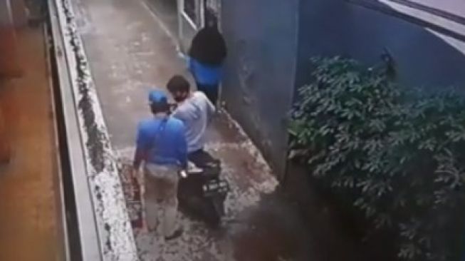 Pelaku akhirnya meninggalkan sangkar burungnya di depan rumah tak dikenal (Instagram)