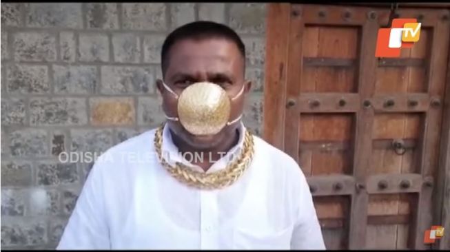 Pria India Pakai Masker Emas (youtube.com/OTV)