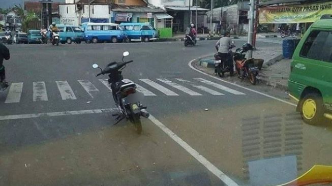 Motor parkir di tengah persimpangan. (Instagram)
