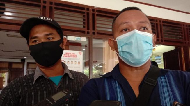Ketua SBI PT Kharisma Eksport Agustyawan menyampaikan tuntutannya di kantor DPRD Kabupaten Bantul, Selasa (7/7/2020). - (SuaraJogja.id/Mutiara Rizka)