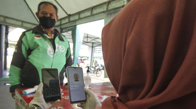 Pengemudi ojek online melakukan registrasi aplikasi membawa penumpang di Shalter Depok Baru, Depok, Jawa Barat, Selasa (7/7/2020).  [ANTARA FOTO/Asprilla Dwi Adha]