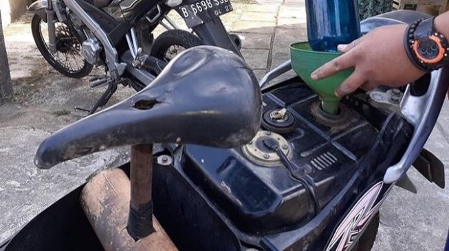 Jok motor diganti jok sepeda, memudahkan untuk isi bahan bakar (Instagram)