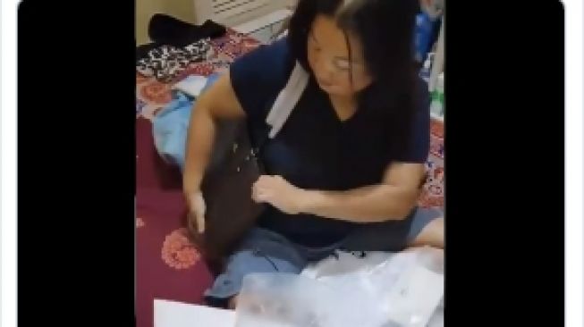 Suami Nikah Lagi, Ibu Ini Dapat Kado Spesial dari Sang Anak, Bikin Haru!